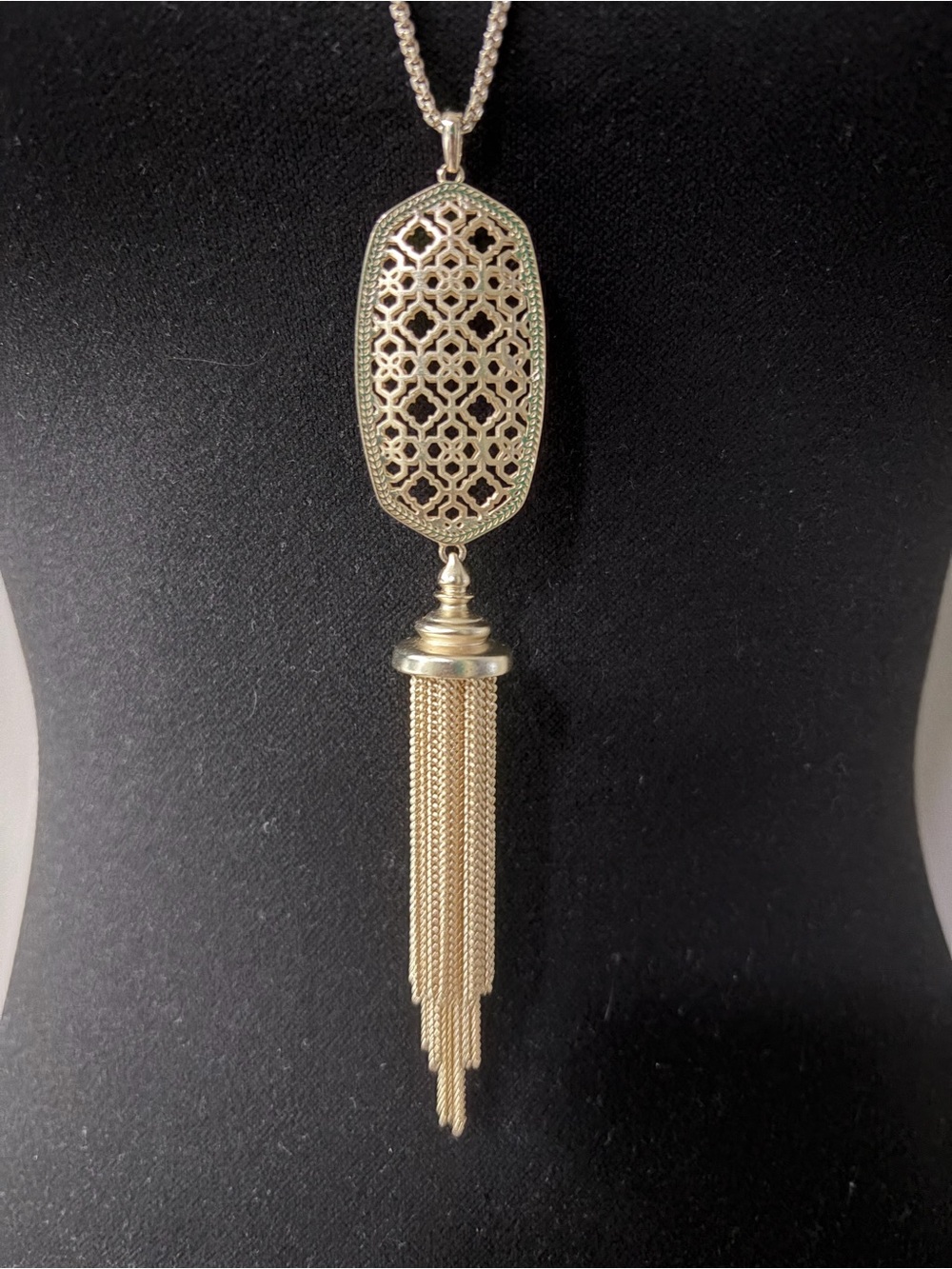 Kendra Scott Benning Necklace in Gold - Picture 3 of 5